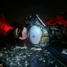 MG: caminhoneiro morre depois da carreta colidir com Corolla - Corpo de Bombeiros/Reprodução