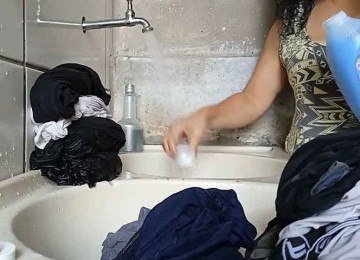 Muitas roupas com tecidos mais finos e delicados não podem ser lavadas na máquina. As etiquetas das roupas apresentam o símbolo do balde com a mãozinha (lavar somente a mão). -  (crédito:   Reprodução de Youtube)