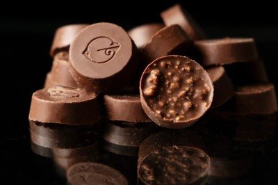 As 'cripiocas' são chocolates crocantes nos quais o floco de arroz é substituído pela farinha de tapioca
 -  (crédito: Betânia B./Divulgação)