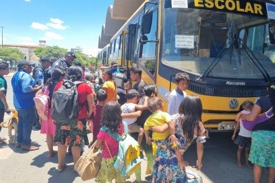 Foram usados três ônibus e um pequeno caminhão para levar o grupo até o ginásio de Montes Claros -  (crédito: Luiz Ribeiro/EM/D.A Press)