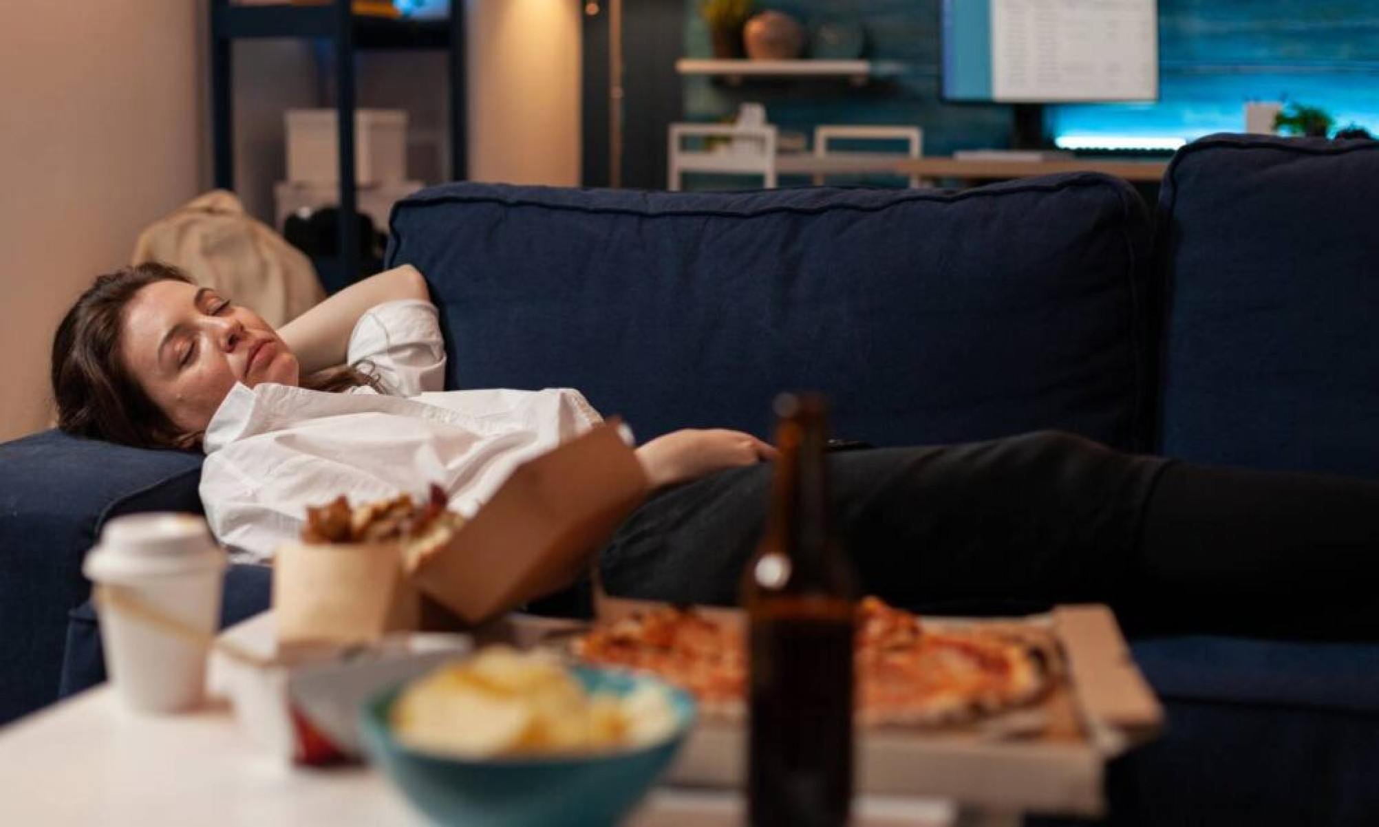 O que realmente ocorre no corpo quando alguém vai dormir de barriga cheia - Tupi