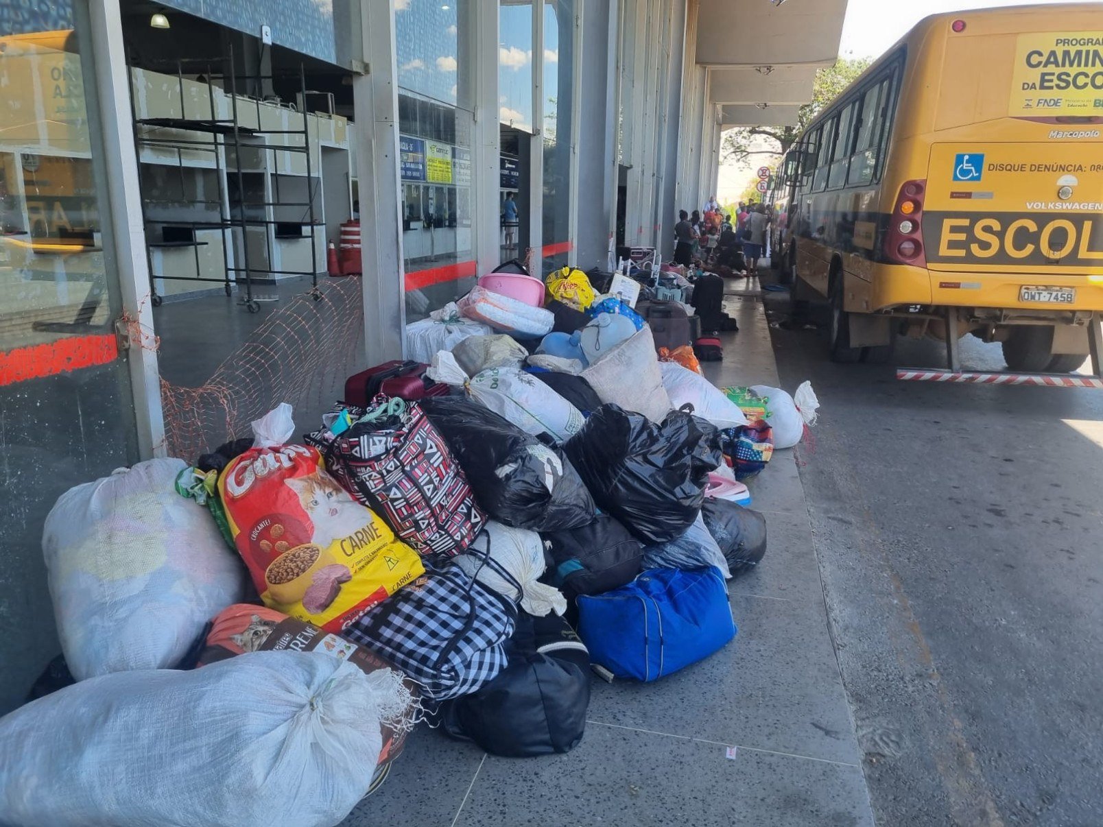Eles teriam sido despejadas de casas alugadas devido &agrave; falta de pagamento por parte da Prefeitura de Itabuna (BA)-Luiz Ribeiro/DA/EM Press 