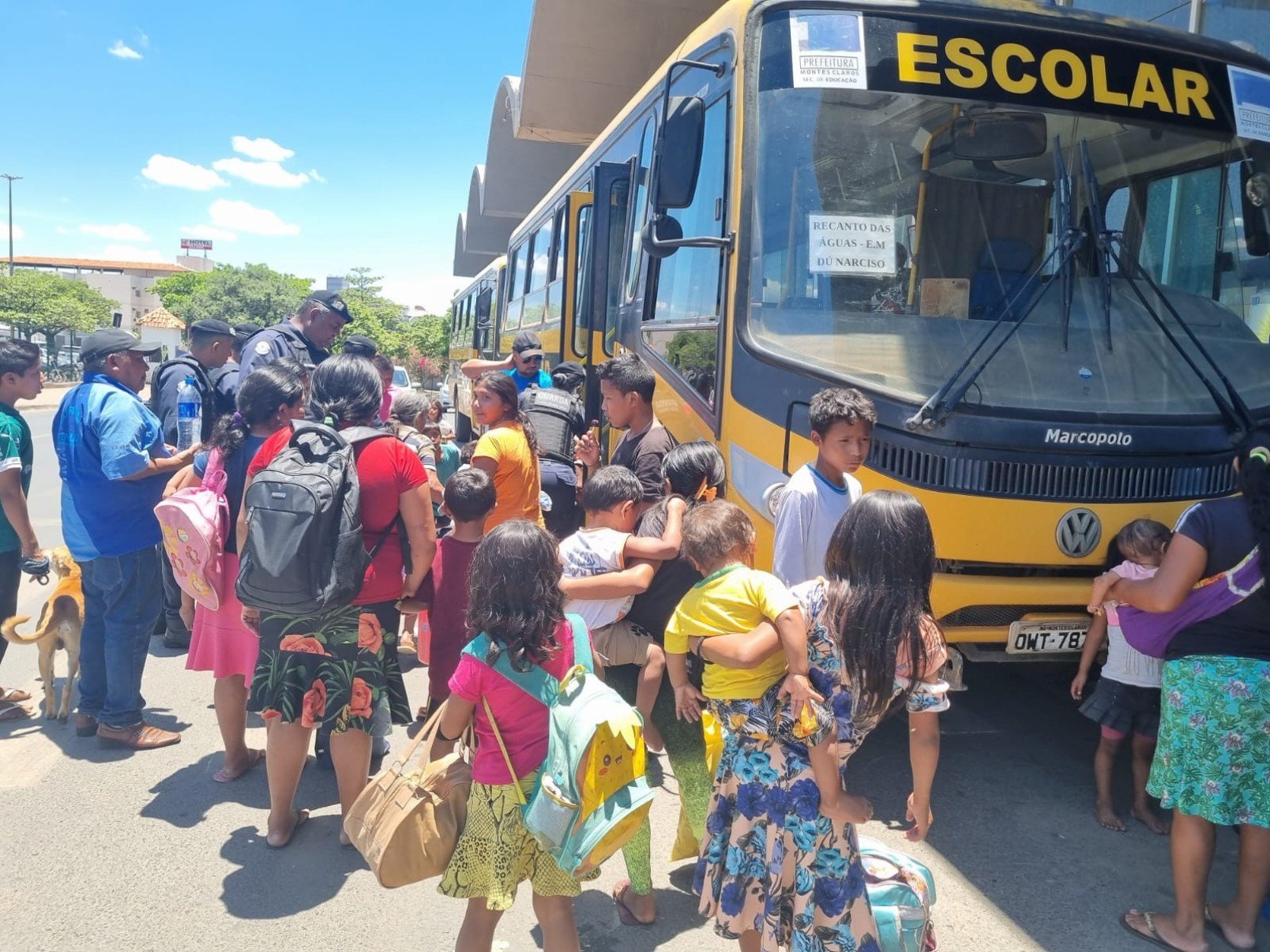 Foram usados três ônibus e um pequeno caminhão para levar o grupo até o ginásio de Montes Claros-Luiz Ribeiro/EM/D.A Press