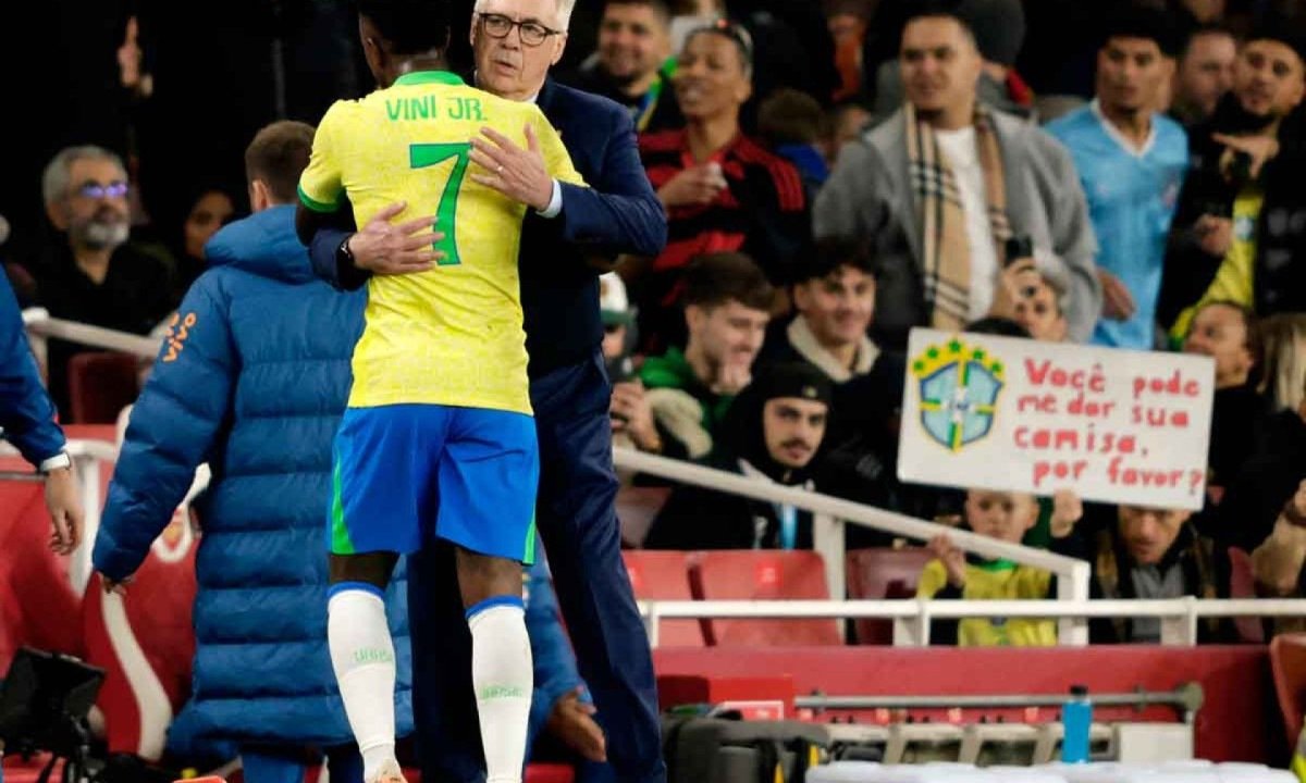 Técnico Carlo Ancelotti abraça Vinícius Júnior durante jogo da Seleção Brasileira em Londres -  (crédito: Ian Kington/AFP)