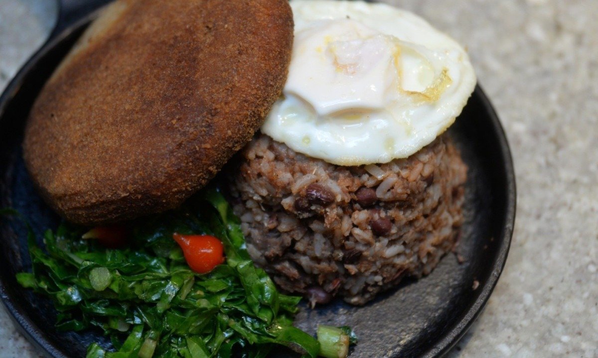 O 'Mexidinho do Bahia', com ovo frito, couve e bolinho de carne, pode ser encontrado a qualquer dia