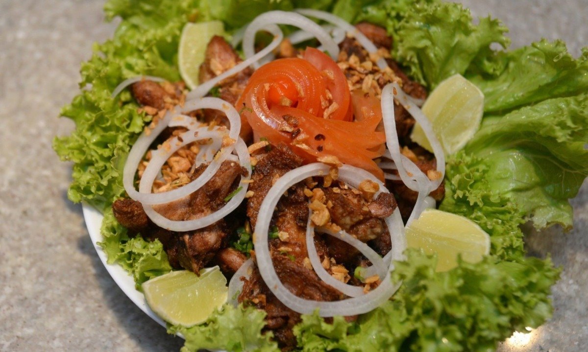 Na hora do happy hour, uma boa pedida &eacute; a por&ccedil;&atilde;o de frango a passarinho
