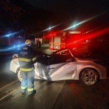 Grande BH: carro bate em poste e dois homens morrem presos às ferragens - Corpo de Bombeiros/Reprodução