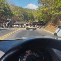 MG: BR-251 é fechada e sem previsão de liberação depois de carreta tombar - Redes Sociais/Reprodução