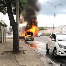 Carro pega fogo na Avenida Cristiano Machado, em BH - Reprodu&ccedil;&atilde;o CBMMG