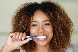 Escovar os dentes antes (e não depois) do café da manhã: essa e outras 3 dicas para uma higiene bucal correta