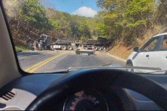 MG: BR-251 é fechada e sem previsão de liberação depois de carreta tombar