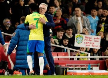 Técnico Carlo Ancelotti abraça Vinícius Júnior durante jogo da Seleção Brasileira em Londres -  (crédito: Ian Kington/AFP)