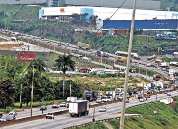 No trecho entre Contagem e Betim, o fluxo de carros, ônibus e caminhões é intenso, sendo comum a ocorrência de acidentes graves no quilômetro próximo à refinaria da petrobras -  (crédito: Jair Amaral/EM/D.A Press)