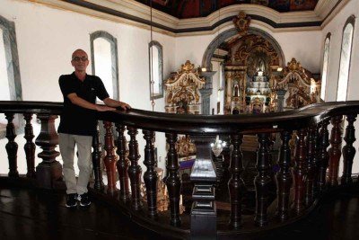 Na Igreja Nossa Senhora do Carmo, em Sabará, o pesquisador Oldair Motta mostra o coro onde Aleijadinho usou cedro de Caeté -  (crédito: EDÉSIO FERREIRA/EM/D.A PRESS)