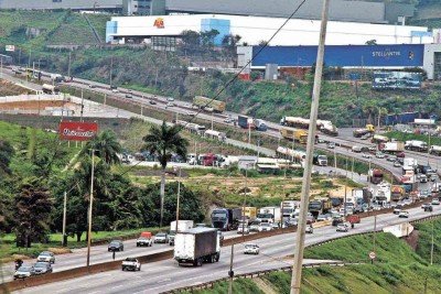 No trecho entre Contagem e Betim, o fluxo de carros, ônibus e caminhões é intenso, sendo comum a ocorrência de acidentes graves no quilômetro próximo à refinaria da petrobras -  (crédito: Jair Amaral/EM/D.A Press)