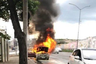 O Corpo de Bombeiros esteve no local e debelou as chamas que atingiram o carro -  (crédito: Reprodução CBMMG)