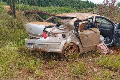 O acidente resultou na morte de um casal de jovens de aproximadamente 20 anos -  (crédito: Reprodução CBMMG)