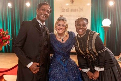 Os atores Luis Miranda e Luellem de Castro, que apresentam o especial, com Luísa Perissé (c), convidada do programa, que irá ao ar na quinta -  (crédito: Globo/Divulgação)