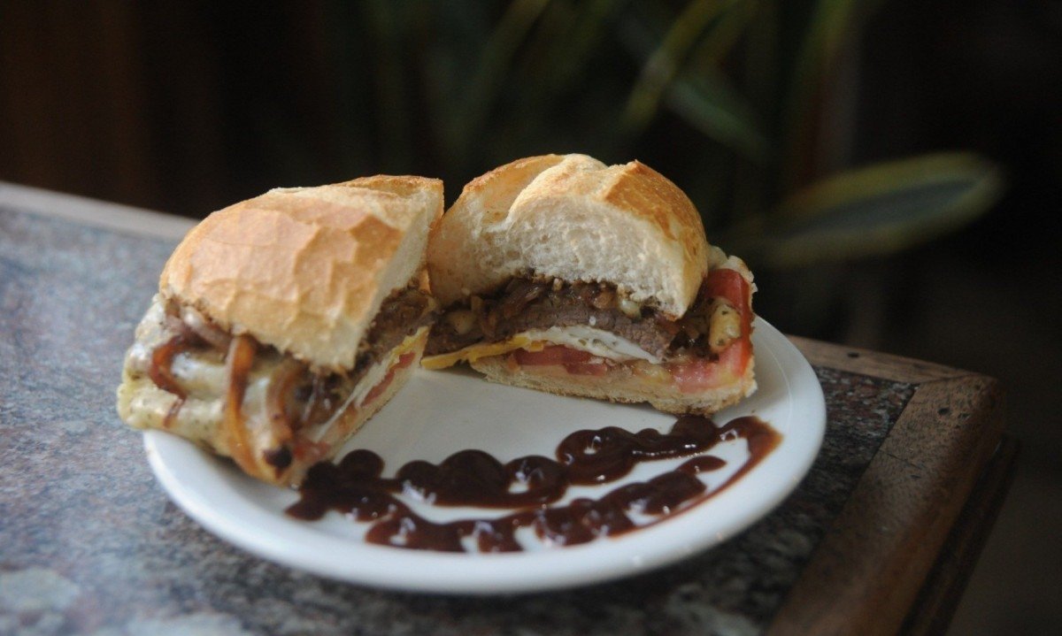 O cl&aacute;ssico sandu&iacute;che de fil&eacute;-mignon leva queijo, or&eacute;gano, cebola, tomate e ovo
