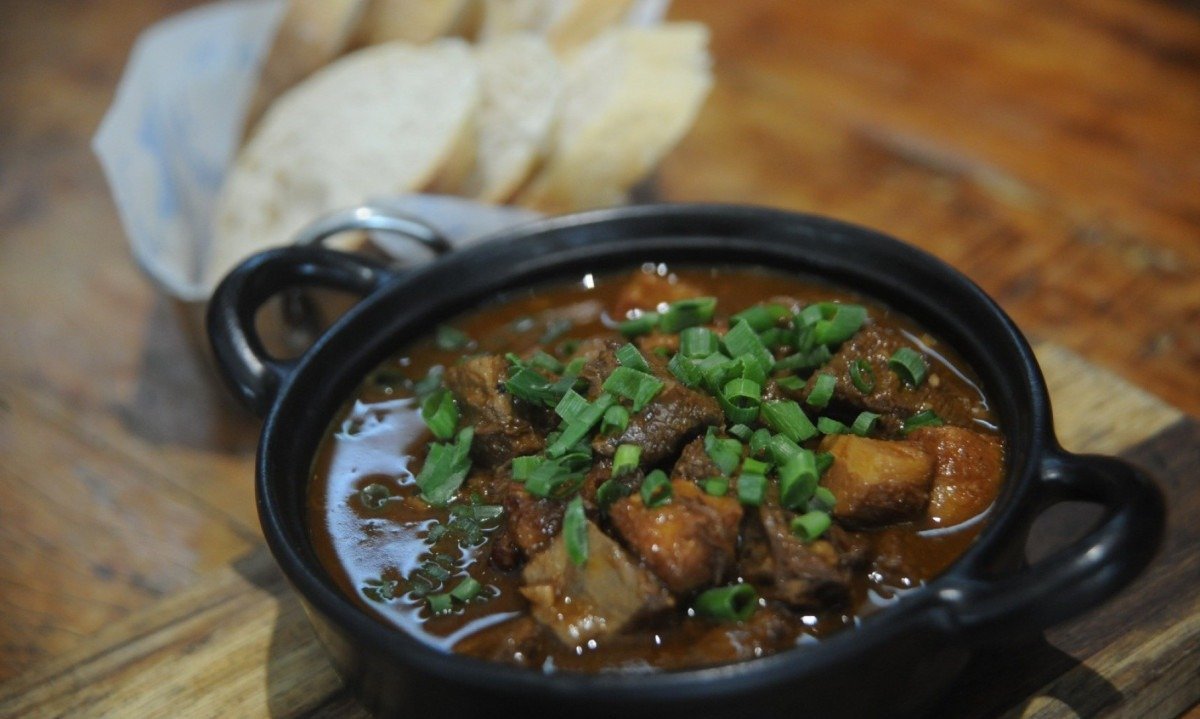 Servida com p&atilde;o, a tradicional l&iacute;ngua exemplifica a mistura do Brasil com Portugal