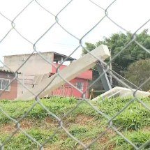 Adolescente morre após ser atingido por cesta de basquete em quadra pública - Reprodução TV Globo