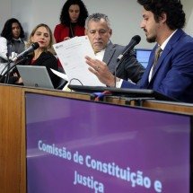 Deputados da CCJ discutem parecer do relator Doorgal Andrada (PRD), que apresentou substitutivo com regras de proteção a consumidores e empregados da Copasa -  (crédito: Willian Dias/ALMG)