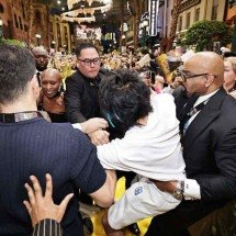 Homem que agarrou Ariana Grande na estreia de Wicked em Singapura é condenado a 9 dias de prisão - STR / THE STRAITS TIMES / AFP