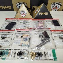 Operação contra o tráfico em Governador Valadares apreende drogas e armas - PMMG