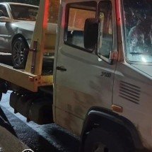 Veículo estava com o licenciamento atrasado desde 2020; pai foi preso por deixar o filho de 10 anos dirigir o carro -  (crédito: Redes Sociais/Reprodução)