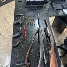 Suposta briga entre marido e mulher termina com prisão e apreensão de armas - PMMG/Reprodução