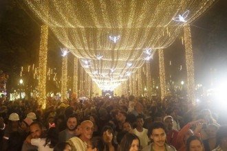 'Trenó voador' abre a iluminação de Natal na Praça da Liberdade 