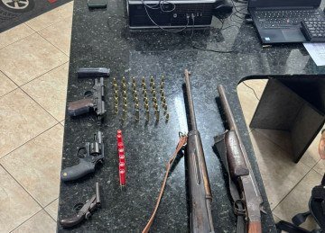 Suposta briga entre casal leva PM a fazenda e termina com apreensão de arsenal em MG -  (crédito: PMMG/Reprodução)