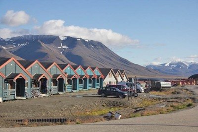 Localizada no arquipélago norueguês de Svalbard, a cidade de Longyearbyen apresenta uma questão bem peculiar, que chama a atenção. Afinal, desde 1950, o governo norueguês promulgou uma lei que tornou ilegal morrer e ser enterrado por lá.  -  (crédito:  - Imagem de gus880 por Pixabay)
