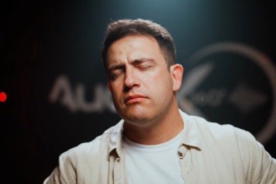 Deputado Cristiano Caporezzo (PL) aparece em estúdio ao lado do sargento Leandro Prado no lançamento de sua primeira faixa sertaneja -  (crédito: Redes Sociais/Reprodução)