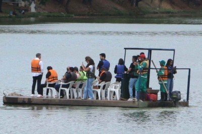 Balsa usada pelo prefeito Álvaro Damião (União) ao anunciar a retomada dos passeios turísticos na Lagoa da Pampulha -  (crédito: Edesio Ferreira/EM/DA. Press.)