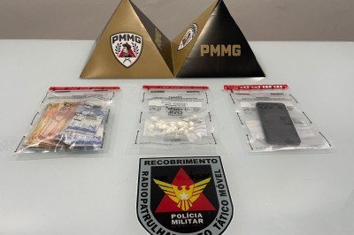 Com o homem foram encontrados, além da cocaína, dinheiro e um celular -  (crédito: PMMG)