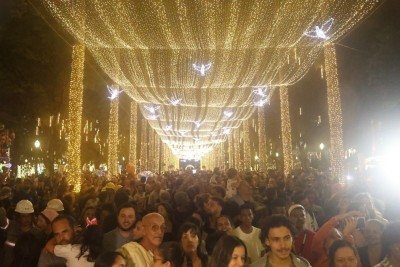 Entre os destaques da cenografia, a "Revoada de p&aacute;ssaros", uma instala&ccedil;&atilde;o luminosa que simboliza o voo da liberdade        -  (crédito: Marcos Vieira/EM/D.A.Press)