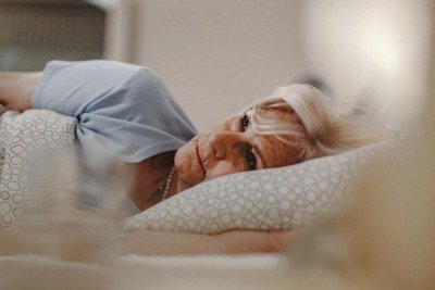 Durante a menopausa, a queda nos níveis de estrogênio e progesterona afeta diretamente o sono, aumentando o risco de insônia, roncos e apneia do sono -  (crédito: Freepik)