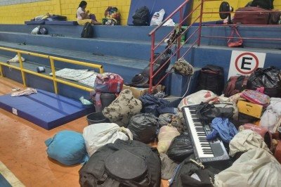Venezuelanos foram alojados em abrigo improvisado em Montes Claros, junto com seus pertences. Eles pedem ajuda à população e dizem que querem trabalhar -  (crédito: Luiz Ribeiro/EM/DA Press)