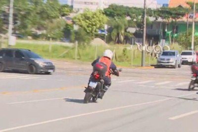 Um serviço de emergência que usa motocicletas está agilizando a assistência médica para o socorro em Balneário Camboriú, em Santa Catarina. -  (crédito: Reprodução TV Globo)