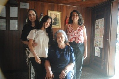 AvÃ³, filhas e neta: as mulheres comandam o negÃ³cio que coleciona clientes antigos  -  (crédito: Alexandre Guzanshe/EM/D.A Press)