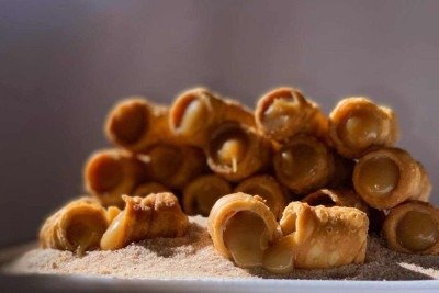 O doce de leite que recheia o canudinho é produzido da mesma forma desde 1955 -  (crédito: Fábrica de Doces Padre Eustáquio/Divulgação)