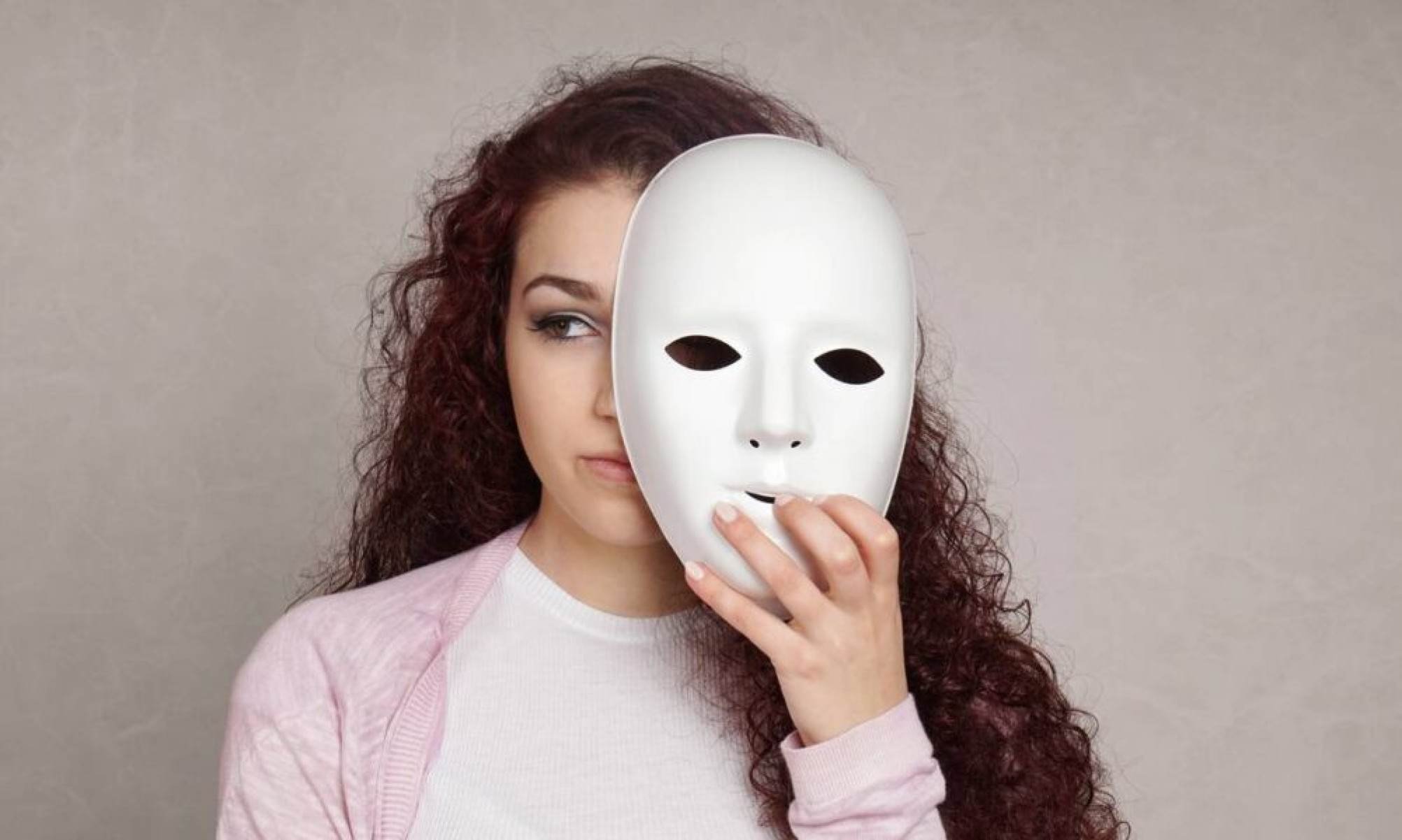 Comportamentos que mostram que alguém não gosta de você mesmo sorrindo - Tupi