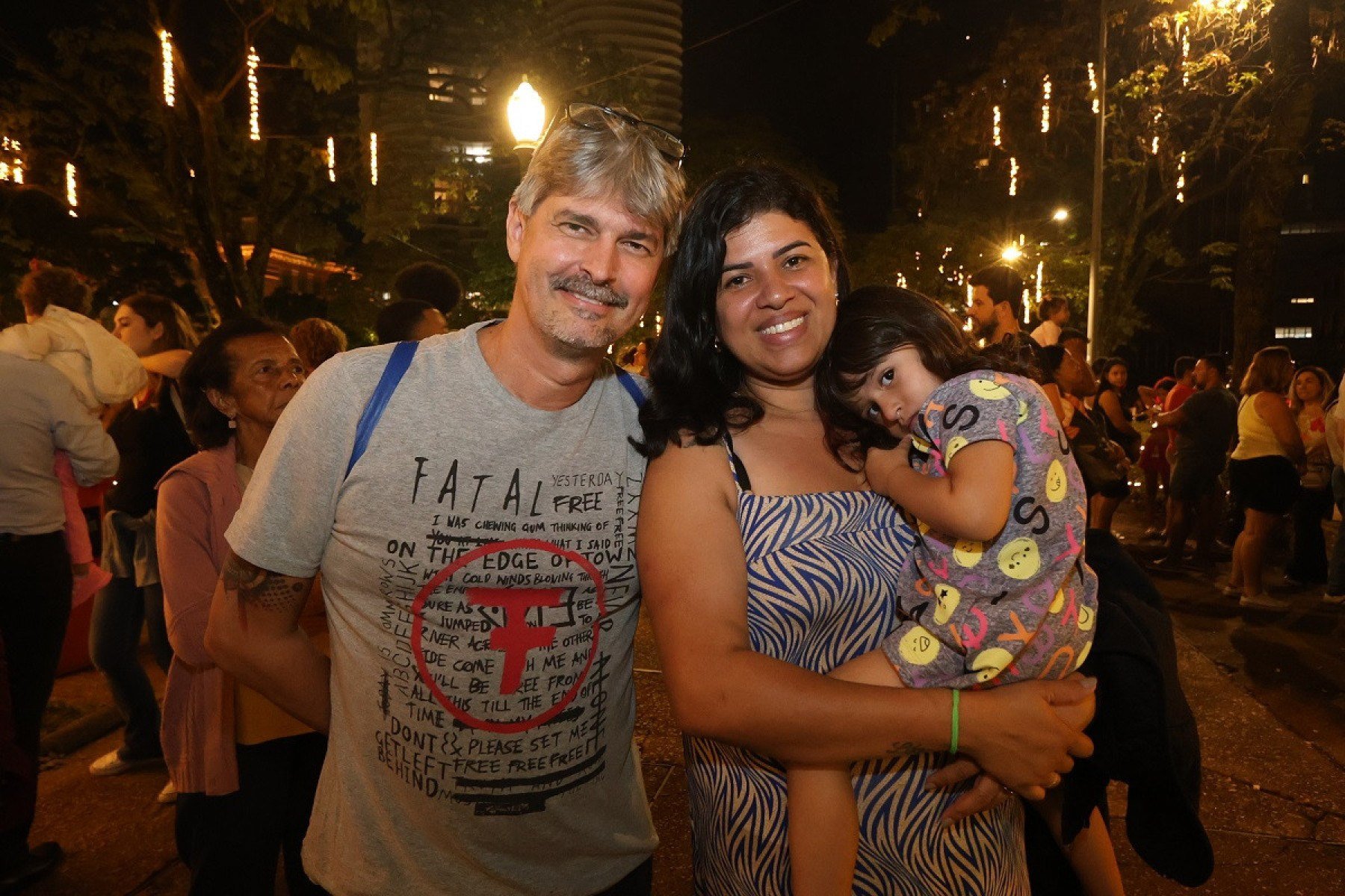 Leonardo Schubert e Naiara Schubert levaram a filha Liz Helena, de 2 anos, para ver a iluminação 
      -Marcos Vieira/EM/D.A.Press