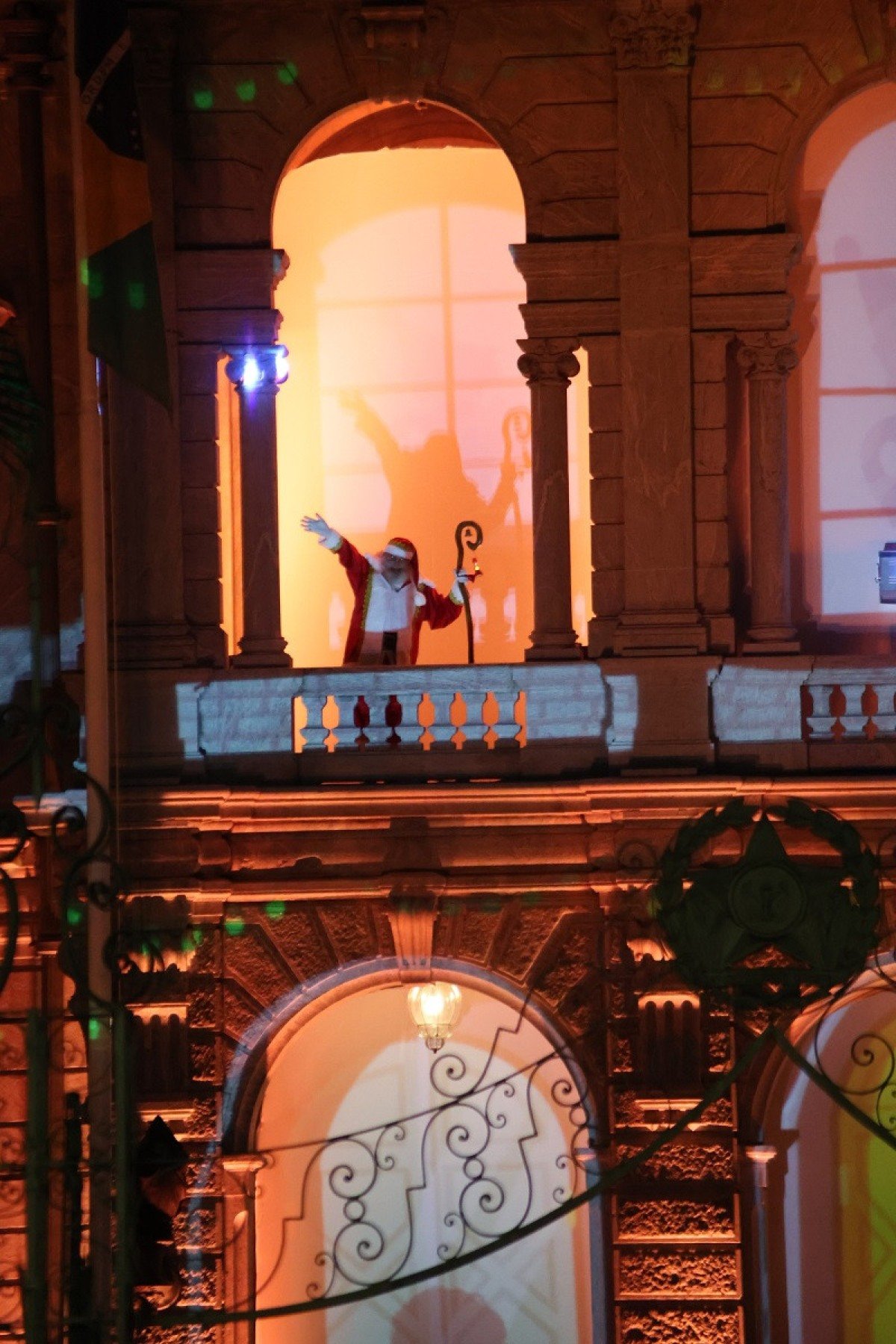  Depois da chegada surpreendente, Papai Noel acena à multidão da janela do Palácio da Liberdade-Marcos Vieira/EM/D.A.Press