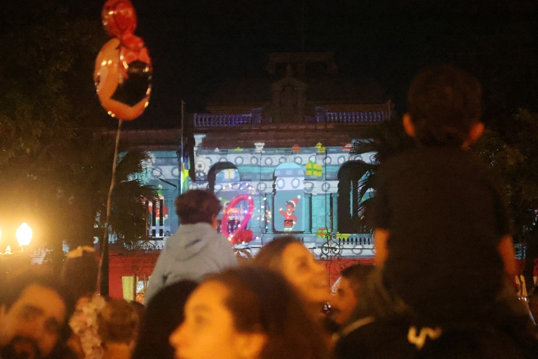 Projeções iluminaram as fachadas dos prédios históricos da Praça da Liberdade
      - Marcos Vieira/EM/D.A.Press
