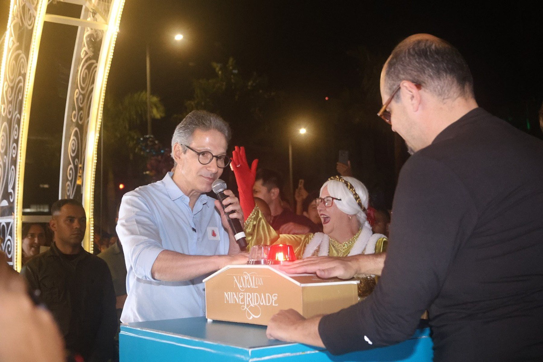 Governador Romeu Zema (Novo) e o vice Mateus Simões (PSD) acenderam as luzes sob vaias de parte do público
      -Marcos Vieira/EM/D.A.Press