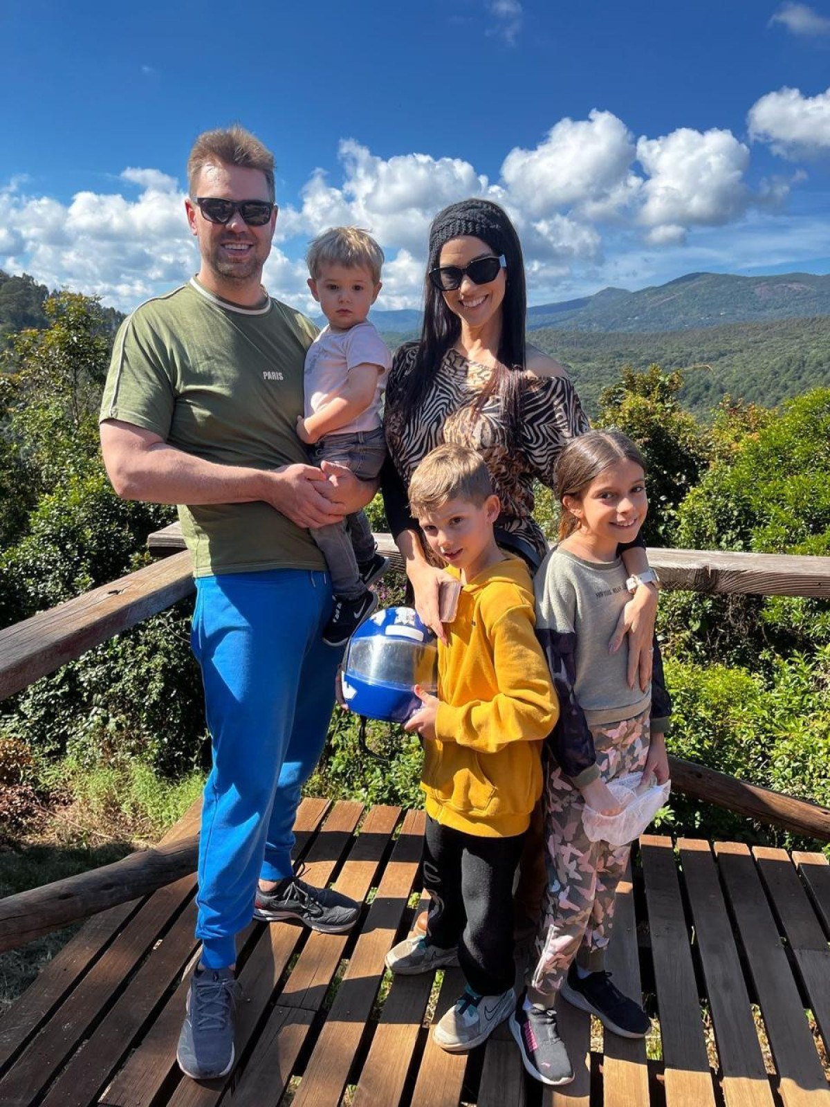 Sabrina de Resende Petrarca com o marido e os três filhos sonham em mudar para os EUA em 2026