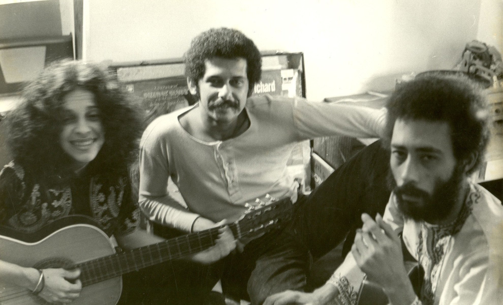 Jards Macalé é autor de clássicos do MPB, como "Vapor barato". Na foto, em 1970, está ao lado de Gal Costa, cantora e compositora, e Capinam, poeta e músico.-Marisa Alves de Lima/Reprodução