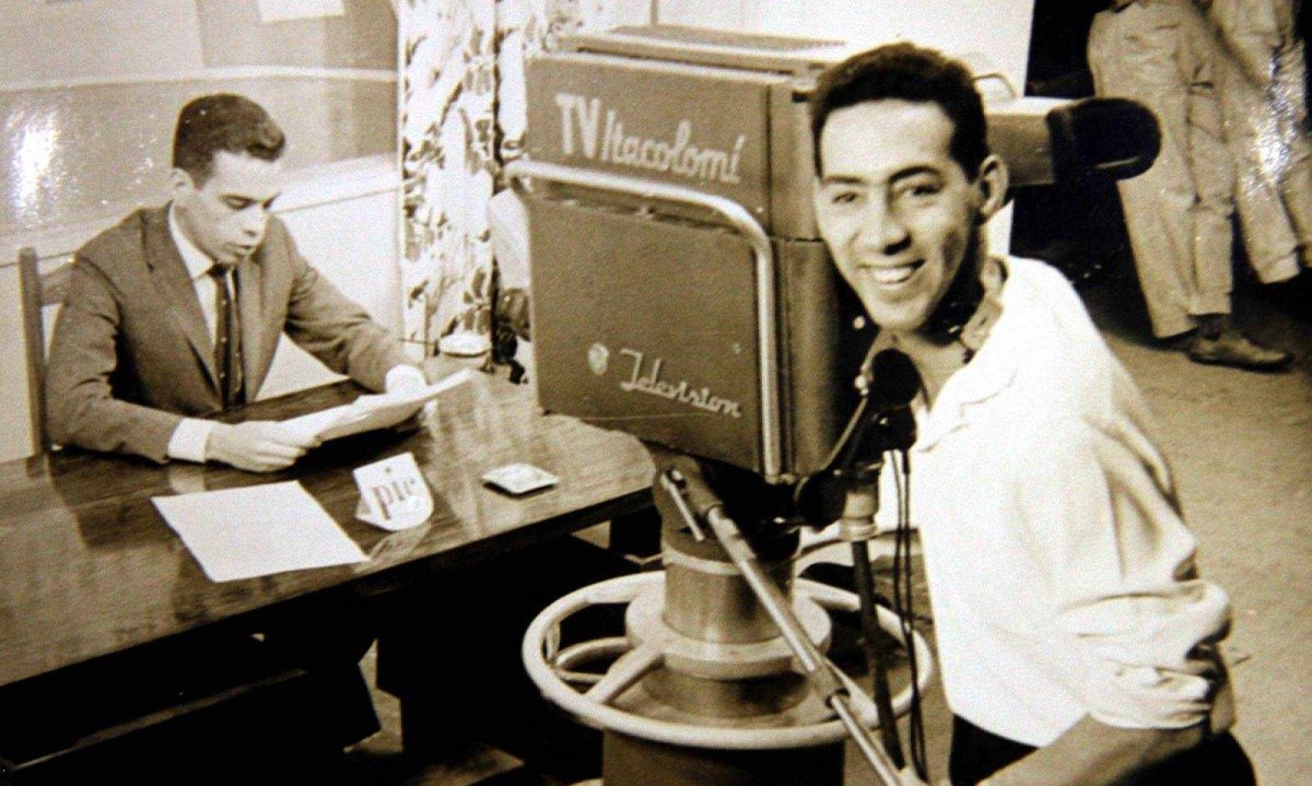 Nos primeiros anos da TV Itacolomi, n&atilde;o havia reportagem de rua. Os redatores recebiam e apuravam informa&ccedil;&otilde;es, e os locutores liam as not&iacute;cias-Imagem cedida/Erasmo &Acirc;ngelo